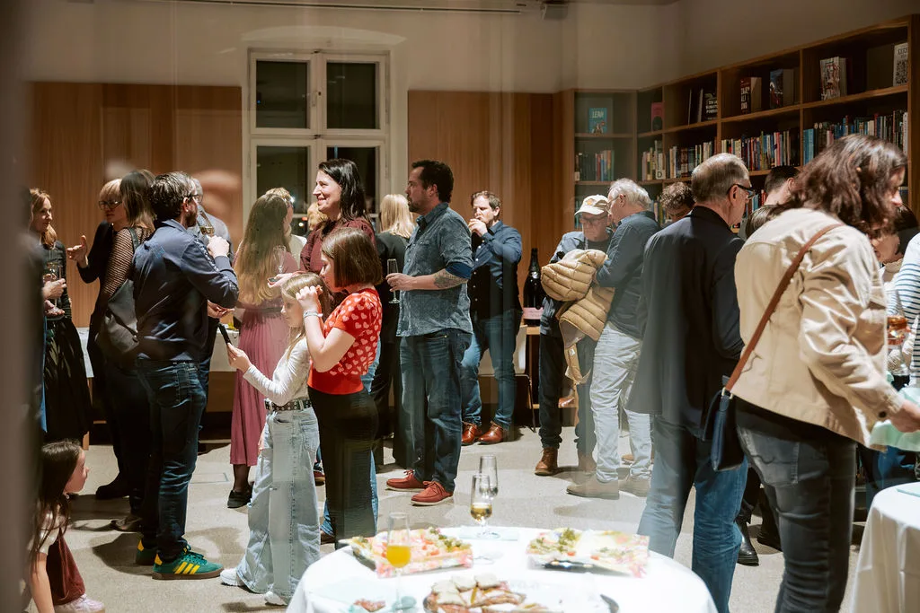 Volles Haus bei der Vernissage im Schloss Ravne